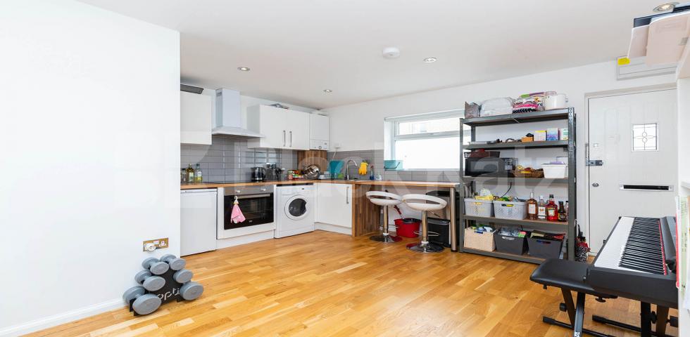 			INCLUDES GAS & ELECTRICITY, 2 Bedroom, 1 bath, 1 reception Apartment			 Hornsey Road, HOLLOWAY 